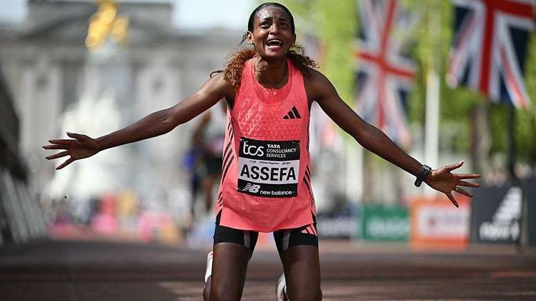 A et&iacute;ope Tigst Assefa &eacute; a corredora de maratona mais r&aacute;pida do mundo
