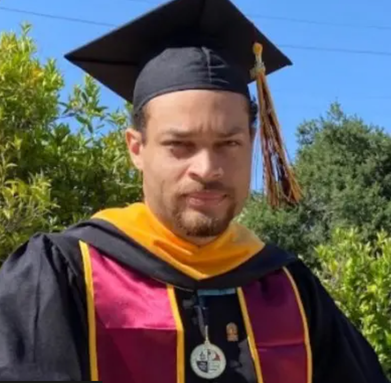 Uma imagem publicada por Allen em seu perfil no LinkedIn mostra‑o vestindo traje de formatura.