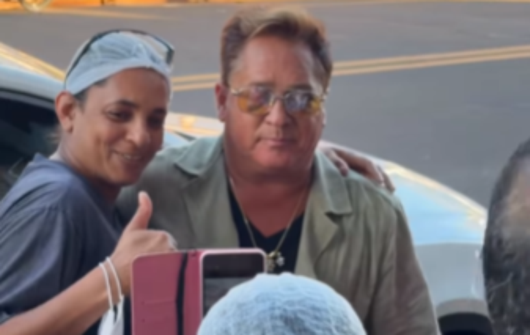 லியோனார்டோ ஒரு ரசிகரை உபெராபா, மினாஸ் ஜெரைஸில் சந்திக்கிறார்