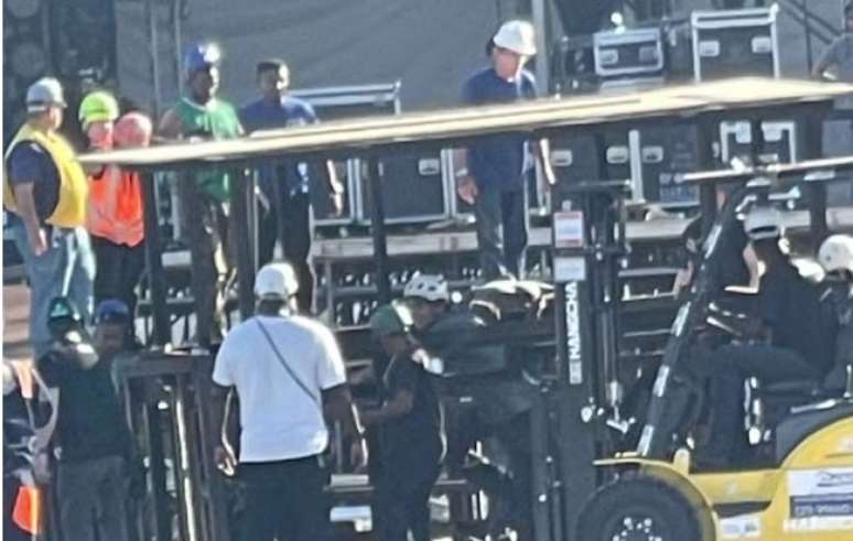Serralheiro &eacute; retirado ap&oacute;s sofrer acidente de trabalho na montagem de palco para o show de Shakira em Copacabana