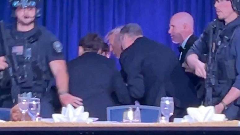 Trump foi retirado &agrave;s pressas do local