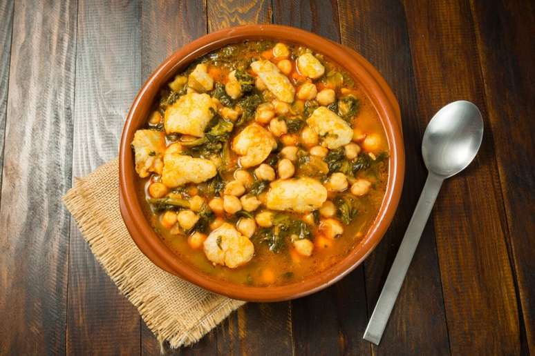 Sopa de gr&atilde;o-de-bico com bacalhau e espinafre 