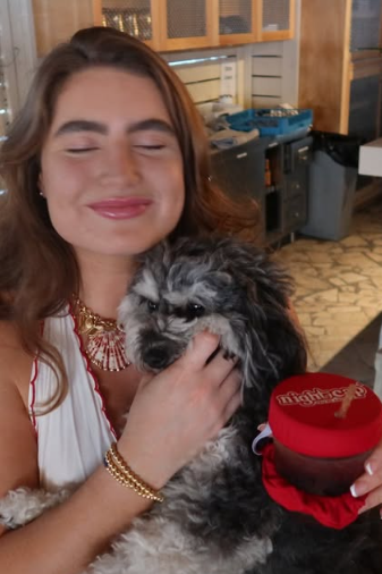 O Nightcap evita o acesso de terceiros &agrave; bebida, cobrindo totalmente o copo, como se v&ecirc; nesta imagem compartilhada por Shirah Benarde nas suas redes sociais