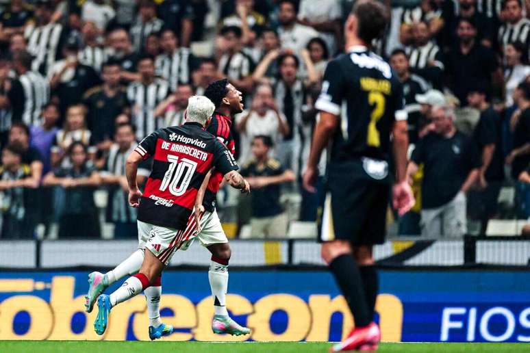 Plata: um gola&ccedil;o, grande atua&ccedil;&atilde;o e elogios do treinador Gilvan de Souza/Flamengo