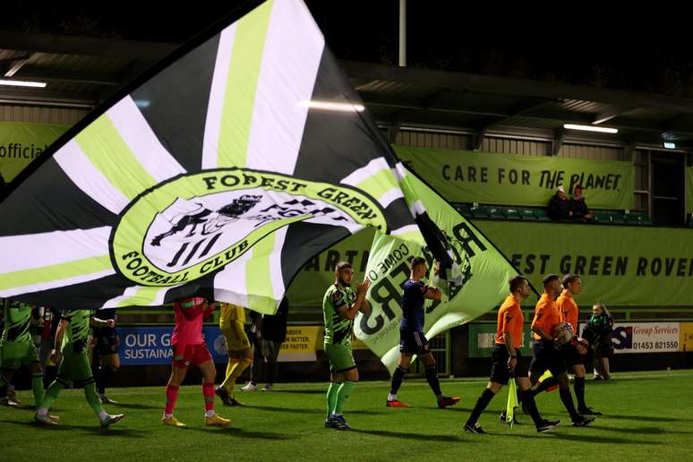 Jogadores do Forest Green Rovers com a bandeira do clube. 