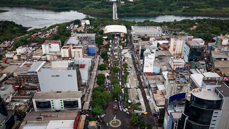 Fila de carros em Ciudad del Este em dire&ccedil;&atilde;o ao Brasil