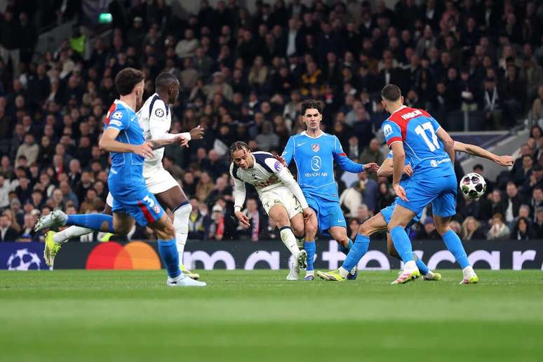 Xavi Simons em campo pelo Tottenham (Photo by Julian Finney/Getty Images)