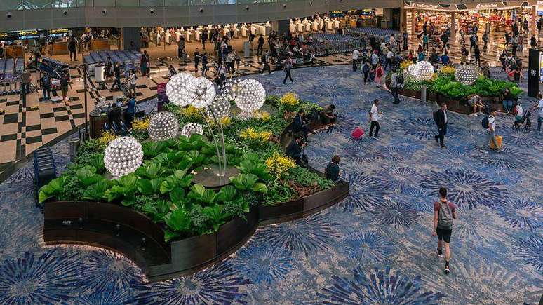 Os amplos campos de vis&atilde;o, caminhos limpos e sagu&otilde;es livres do aeroporto Changi foram projetados para manter os passageiros em movimento por todo o terminal, sem aglomera&ccedil;&otilde;es