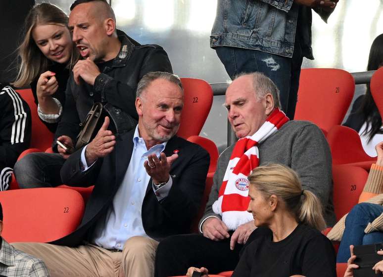 Uli Hoeness e Karl-Heinz Rummenigge durante partida do Bayern de Munique 