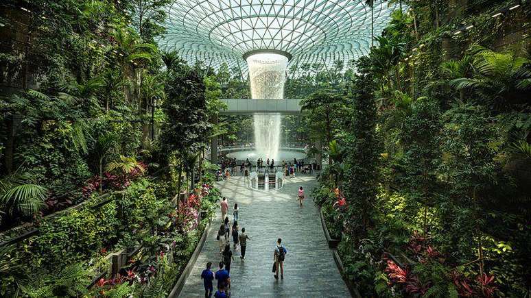 Jewel Rain Vortex, a cachoeira em ambiente fechado mais alta do mundo, transforma o tempo da escala em uma experi&ecirc;ncia &uacute;nica