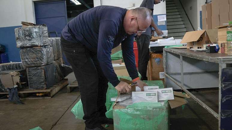 No galp&atilde;o da receita em Foz, funcion&aacute;rios contabilizam centenas de caixas de retatrutida