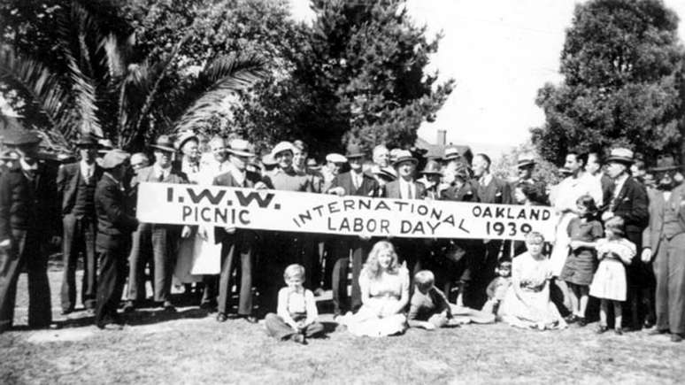 Trabalho digno &eacute; resultado de luta coletiva &ndash; Wikimedia Commons/UW Digital Collections