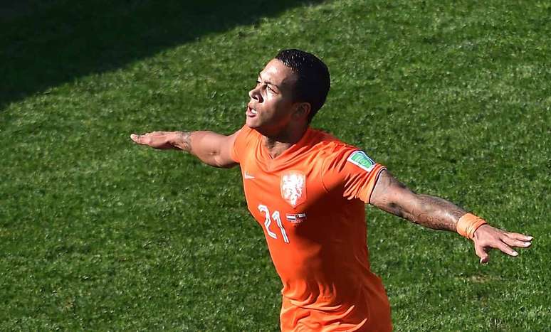 Memphis Depay, em 2014, na Neo Qu&iacute;mica Arena, celebra um gol marcado pela Holanda &ndash; AFP PHOTO/ GABRIEL BOUYS