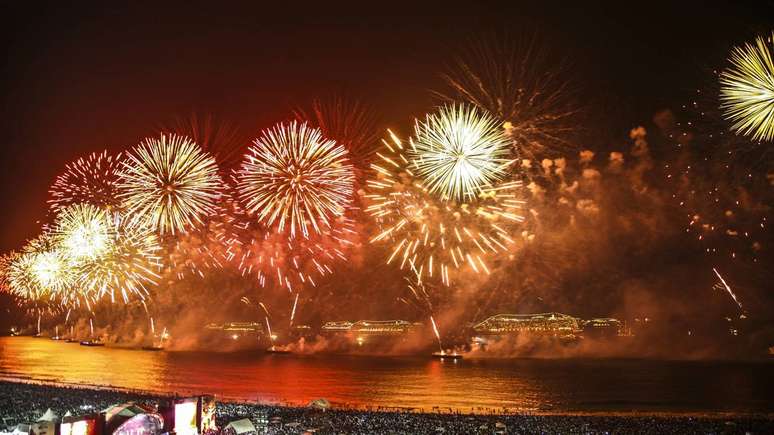 Imagens da orla lotada, com o mar ao fundo e o cal&ccedil;ad&atilde;o em destaque, costumam ser reproduzidas em telejornais e redes de todo o mundo &ndash; depositphotos.com / photorevelation