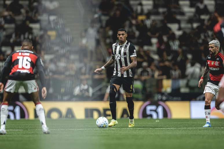 Ruan, do Galo, sofrendo com o ataque do Flamengo &ndash;