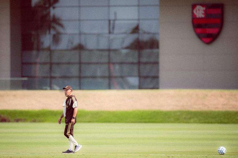 Leonardo Jardim j&aacute; em a&ccedil;&atilde;o no CT do Flamengo nesta segunda (27/4) &ndash;