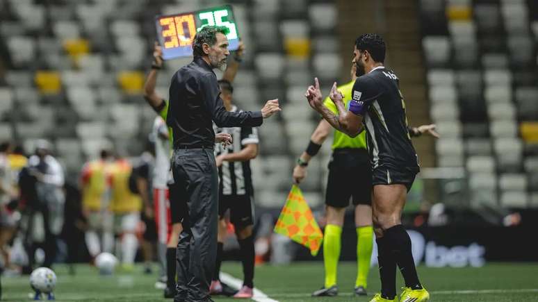 Hulk em conversa com Barba antes de ser substitu&iacute;do &ndash;