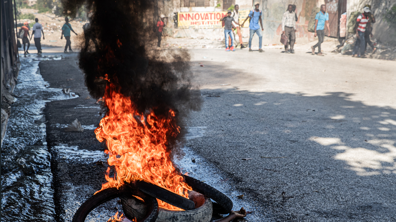 Cad&aacute;ver arde sob pneus em uma rua do centro de Porto Pr&iacute;ncipe, no dia 9 de fevereiro de 2026