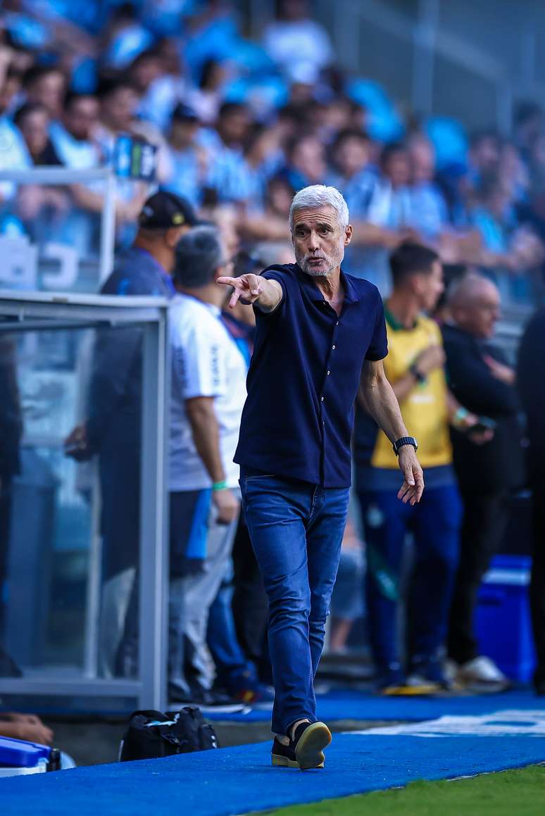 Lu&iacute;s Castro, treinador do Gr&ecirc;mio, durante partida contra o Coritiba (FOTO: LUCAS UEBEL/GR&Ecirc;MIO FBPA)