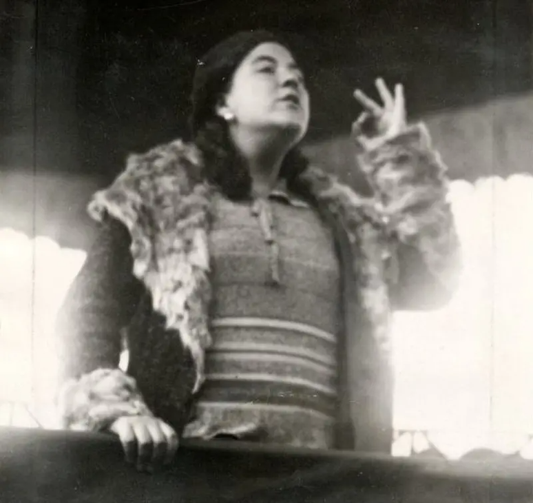 Hildegart com cerca de 16 anos de idade, em um com&iacute;cio socialista em Erandio