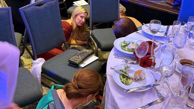 Muitos convidados se abaixaram debaixo das mesas ap&oacute;s disparos serem ouvidos no jantar da Associa&ccedil;&atilde;o de Correspondentes da Casa Branca