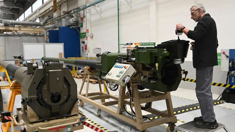 Um funcion&aacute;rio monta um canh&atilde;o Caesar nas instala&ccedil;&otilde;es da f&aacute;brica de armas franco-alem&atilde; KNDS em Bourges, regi&atilde;o central da Fran&ccedil;a, em 21 de mar&ccedil;o de 2025.
