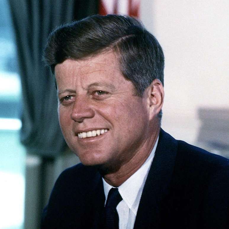 John F. Kennedy foi morto enquanto circulava no autom&oacute;vel presidencial em 22 de novembro de 1963