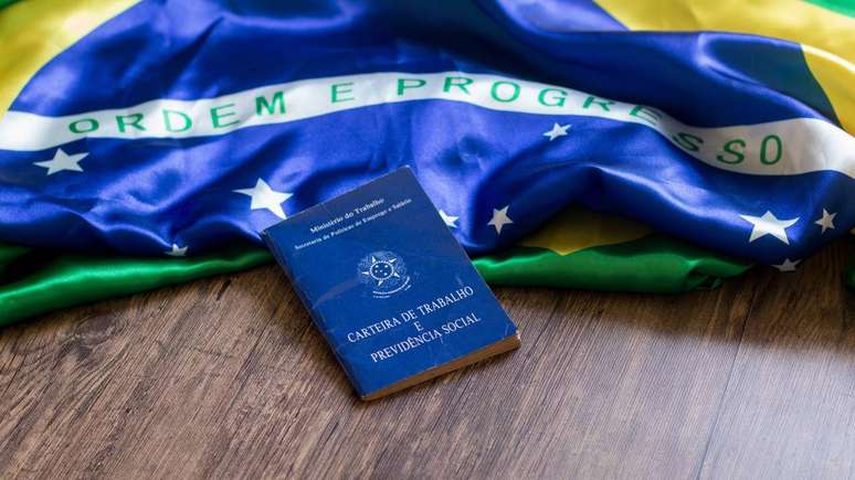 A CLT prev&ecirc; que o trabalho em feriado deve ser compensado com pagamento em dobro ou com folga compensat&oacute;ria, dependendo do que estiver acordado em contrato ou em conven&ccedil;&atilde;o coletiva &ndash; depositphotos.com / gustavomello162.hotmail.com