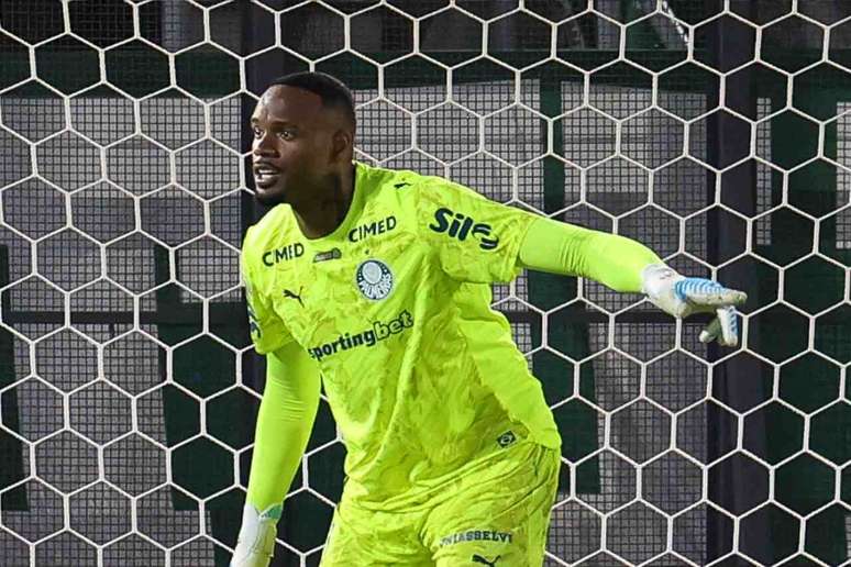 Carlos Miguel segue fechando a cada jogo a meta alviverde &ndash;