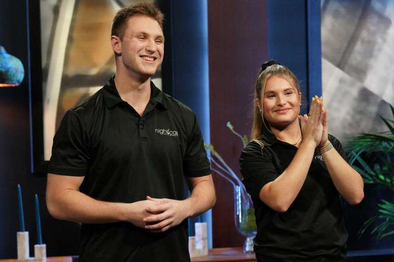 Shirah Benarde e seu irm&atilde;o Michael, apresentando seu projeto na televis&atilde;o