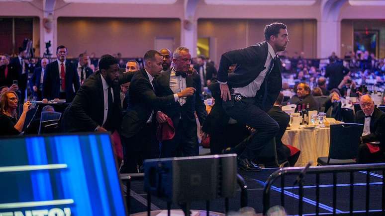 O secret&aacute;rio de Sa&uacute;de e Servi&ccedil;os Humanos, Robert F. Kennedy Jr., foi um dos muitos escoltados