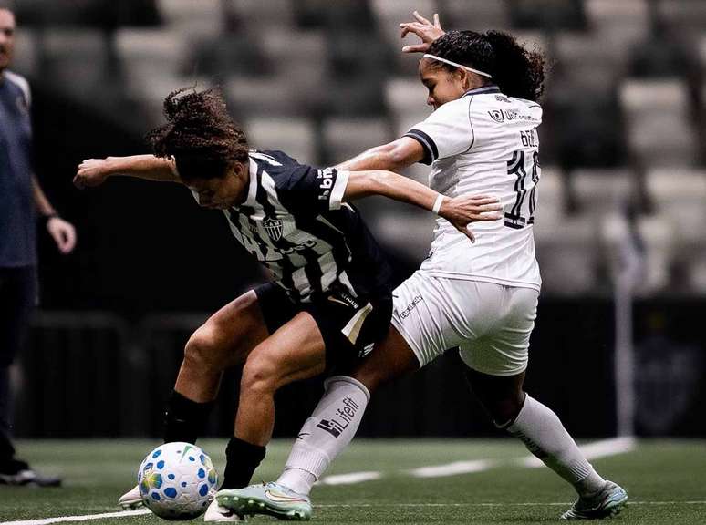 Botafogo (de branco) luta muito, mas desperdi&ccedil;a chances e o Atl&eacute;tico, em casa, se d&aacute; bem: 2 a 0.