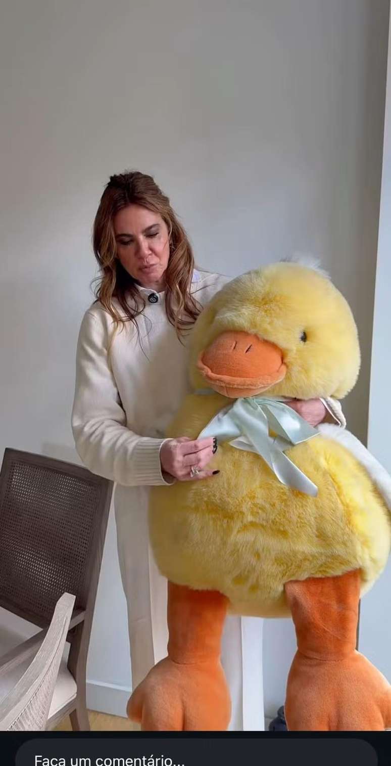 Pato gigante de pel&uacute;cia.