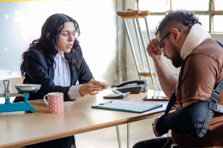 Em casos de acidente de trabalho, a legisla&ccedil;&atilde;o assegura direitos que protegem o trabalhador durante o afastamento e no per&iacute;odo de recupera&ccedil;&atilde;o 