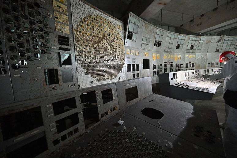 Visitante da central nuclear de Chernobyl grava na sala de controle do bloco 4 destru&iacute;do da usina