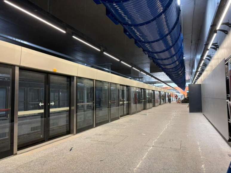 Portas de seguran&ccedil;a no embarque e desembarque da esta&ccedil;&atilde;o Santa Marina, da Linha 6-Laranja de metr&ocirc;, na zona norte de S&atilde;o Paulo. Obras em novembro de 2025.