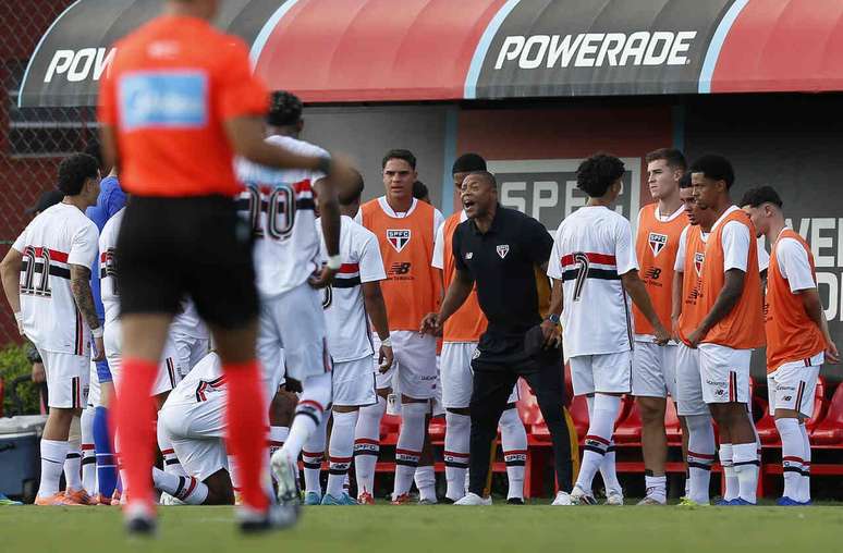 S&atilde;o Paulo ainda n&ccedil;ao venceu sob o comando de J&uacute;lio Baptista &ndash;