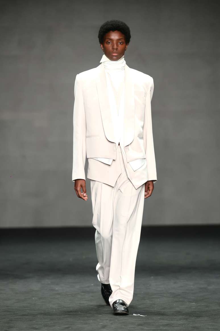 Ana Lopes no desfile de Lucas Le&atilde;o 