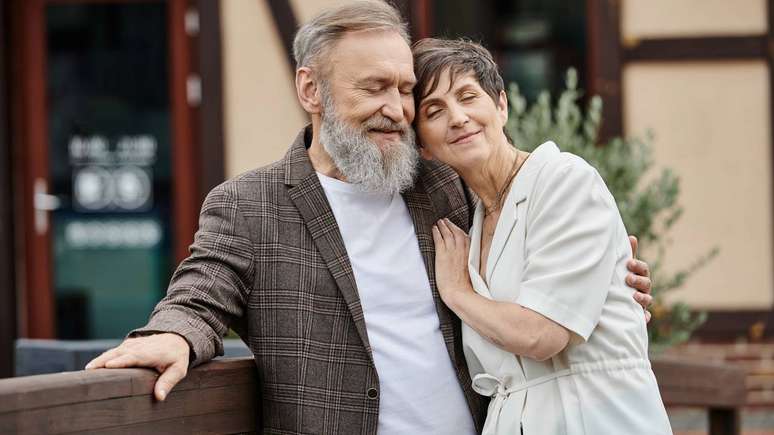 Casal de cabelo branco &ndash; depositphotos.com / IgorVetushko