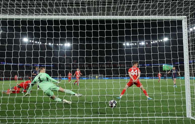 Kvara marcando o quarto 