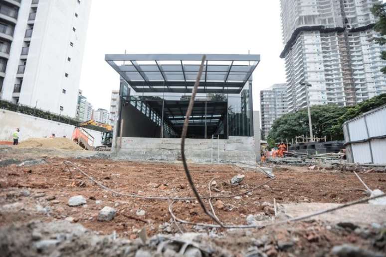 Pr&eacute;dio da entrada da esta&ccedil;&atilde;o Perdizes, da Linha 6-Laranja de metr&ocirc;, na zona oeste de S&atilde;o Paulo, em abril de 2026.
