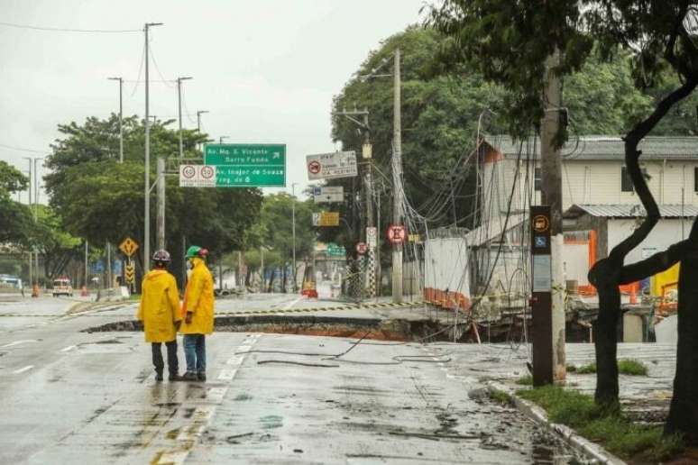 Cratera aberta, em fevereiro de 2022, na Marginal Tiet&ecirc;, pr&oacute;ximo &agrave; obra na Linha 6-Laranja do Metr&ocirc;.