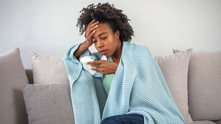 இன்னும் ஒப்புதல் கட்டத்தில், நாசி நெரிசல், இருமல் மற்றும் உடல்நலக்குறைவு போன்ற குளிர் அறிகுறிகளைக் குறைக்க மருந்து செயல்படுகிறது.