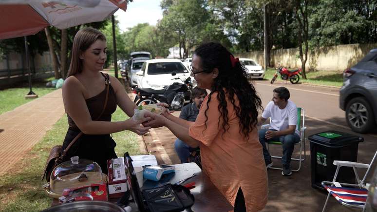 Ga&uacute;cha vende sandu&iacute;ches na regi&atilde;o de Ciudad del Este