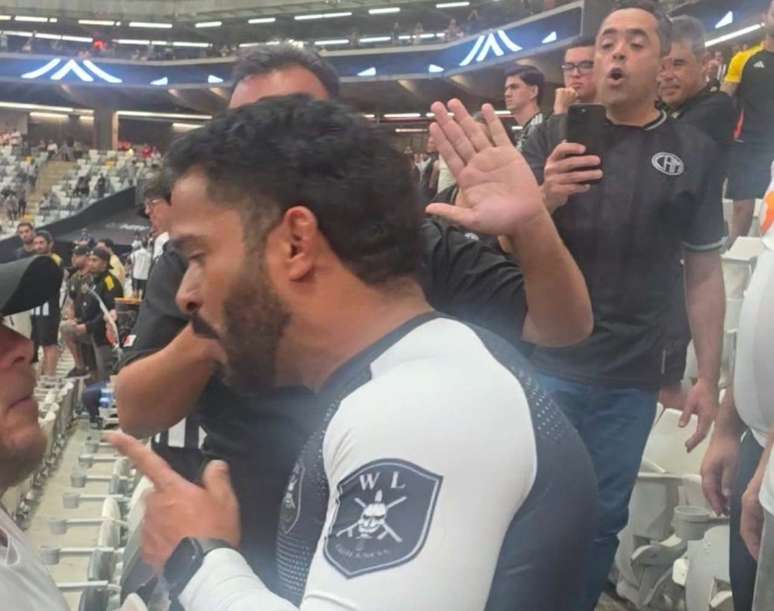 Seguran&ccedil;a do Galo discute com um torcedor durante a surra que o time levou do Flamengo.