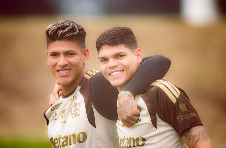 Carrascal (esq.) de volta: Flamengo vive lua de mel ap&oacute;s vit&oacute;rias consecutivas &ndash;