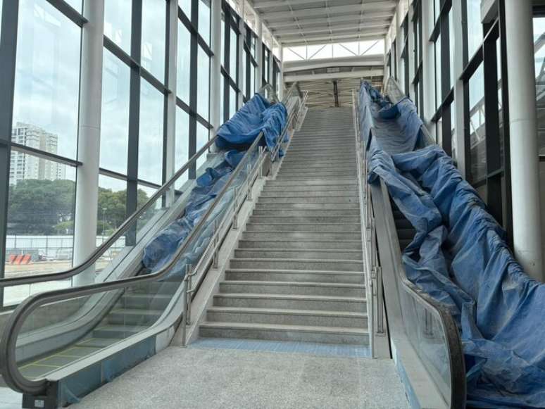 Escadas da esta&ccedil;&atilde;o Santa Marina, da Linha 6-Laranja de metr&ocirc;, na zona norte de S&atilde;o Paulo. Obras em novembro de 2025.