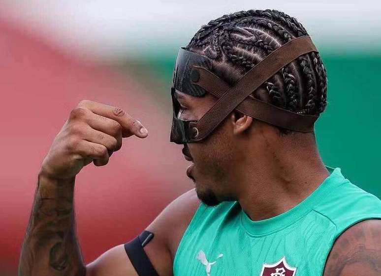 John Kennedy levou tr&ecirc;s pontos no nariz ap&oacute;s vit&oacute;ria do Fluminense sobre a Chapecoense &ndash;