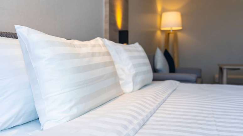 A experi&ecirc;ncia do lado frio do travesseiro est&aacute; diretamente ligada &agrave; temperatura do quarto e &agrave; temperatura corporal &ndash; depositphotos.com / mrsiraphol