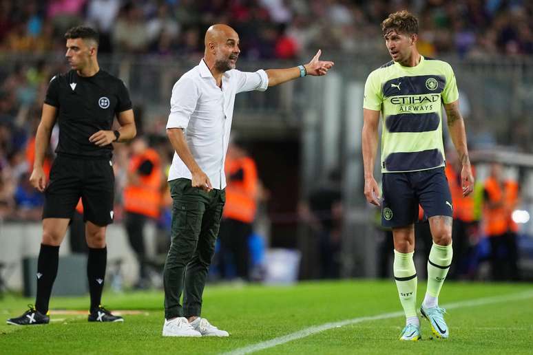 Stones e Guardiola. (Photo by Alex Caparros/Getty Images)